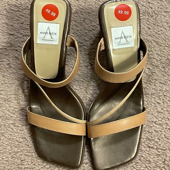 New Anne Klein tan size 7.5 strapped sandals - Picture 2 of 5